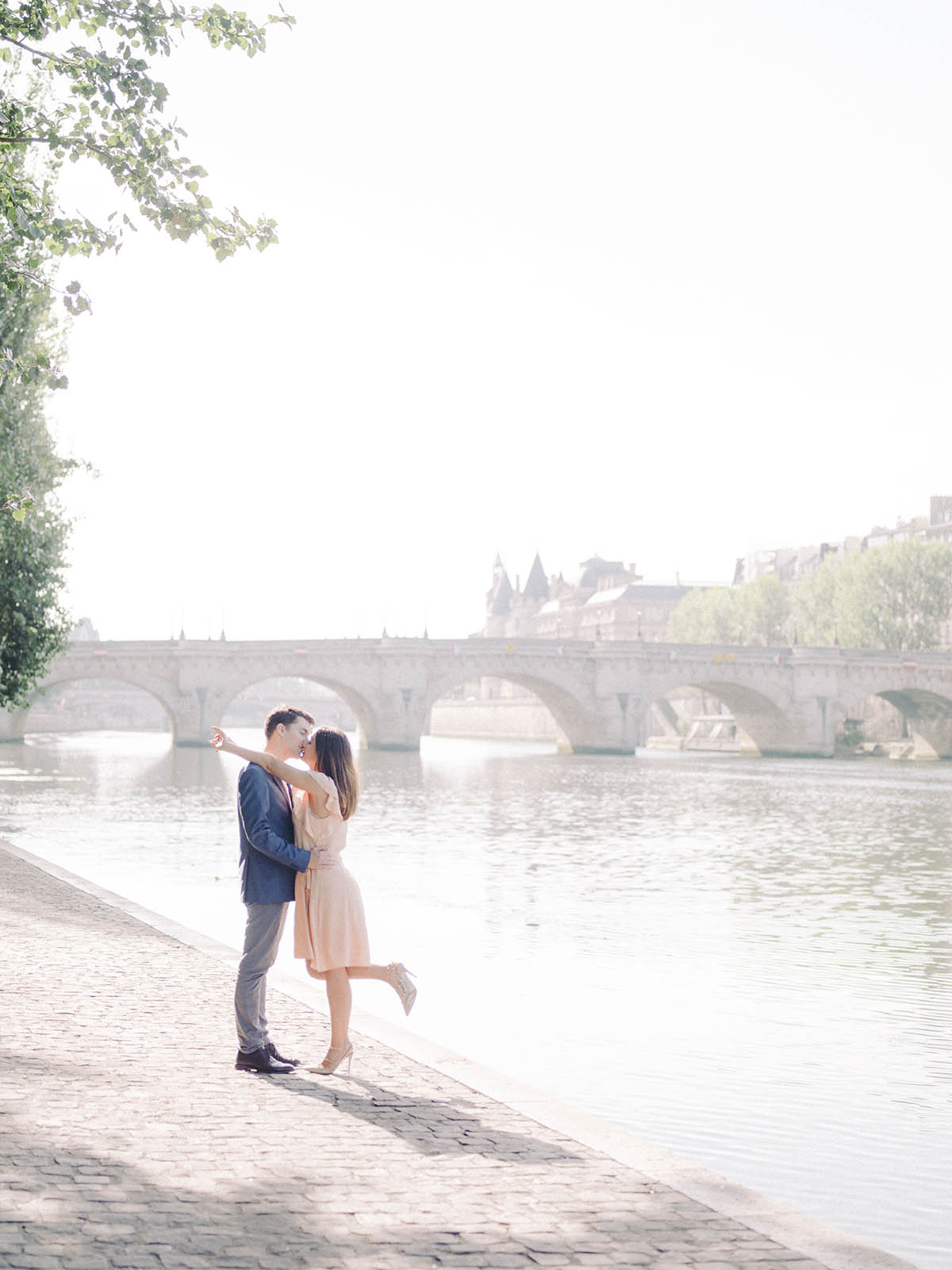  the bride and groom take themselves in the arms on the quays of Seine of Paris